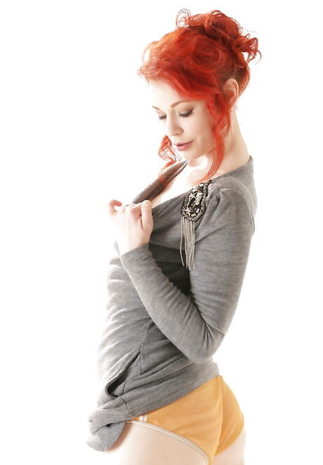 Amazing redhead milf Justine Jolie in sexy lingery exposes her butt 