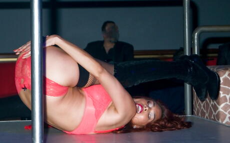 Enchanting american milf Tera Patrick exposing big boobies and ass 