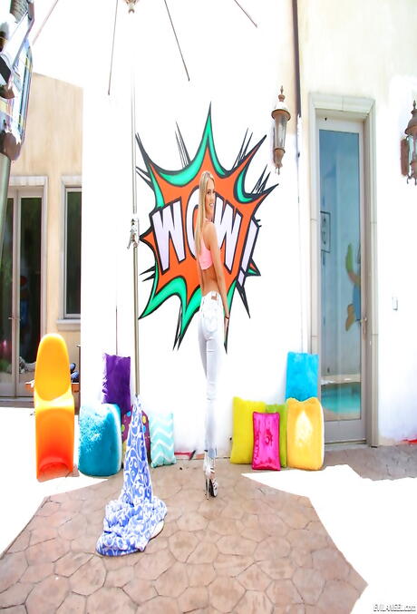 Deluxe american blonde hottie Candice Dare in jeans exposing her butt outdoor